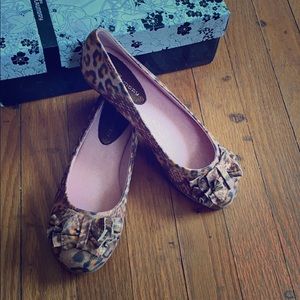 Chinese Laundry leopard bow flats. NWT.